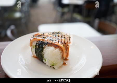 Eine Nahaufnahme eines Onigiri-Reisballs mit würzigem Mayo und Furikake, die lecker aussehen Stockfoto