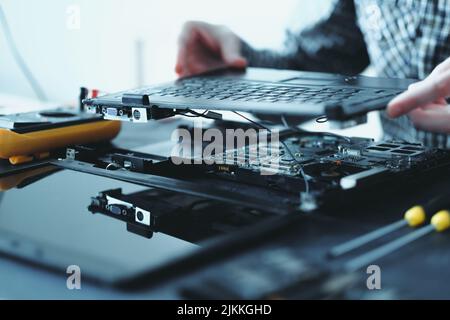 Elektronischer Reparaturingenieur kaputte Laptop-Tastatur Stockfoto