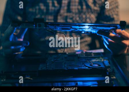 Elektronischer Reparaturingenieur kaputte Laptop-Tastatur Stockfoto