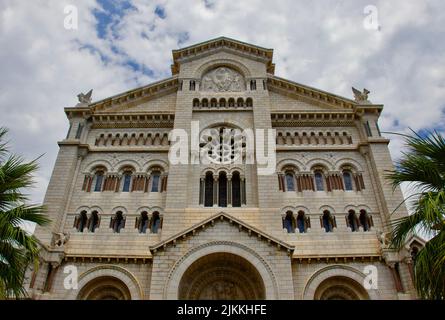 Die Fassade der berühmten St.-Nikolaus-Kathedrale in Monaco Stockfoto