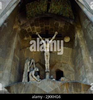 Die Statue des gekreuzigten Jesus Christus an der Fassade der Kathedrale Sagrada Familia in Barcelona Stockfoto