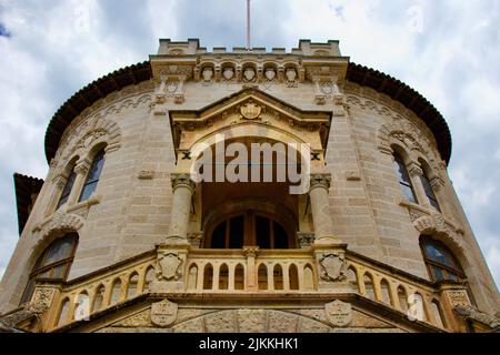 Eine Aufnahme der Fassade des Justizpalastes von Monaco aus dem unteren Winkel Stockfoto