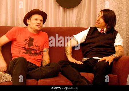 Eine Nahaufnahme von Flea und Anthony Kiedis von Red Hot Chili Peppers bei einem Interview für CD USA Stockfoto