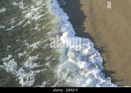 Eine Aufnahme von wunderschönen Wellen, die am Hermosa Beach, Kalifornien, stürzten Stockfoto
