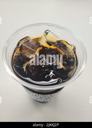 Eine vertikale Draufsicht auf ein erfrischendes Getränk in einer Tasse mit großen Eiswürfeln Stockfoto