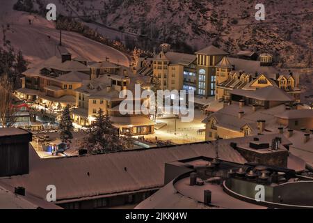 Eine Luftaufnahme des Hauptplatzes in Pradollano, Granada, Spanien im Skigebiet Sierra Nevada in einer ruhigen Nacht Stockfoto