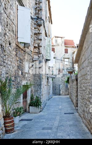 Eine kleine Straße im mittelalterlichen Viertel von Trogir, einer alten kroatischen Stadt Stockfoto