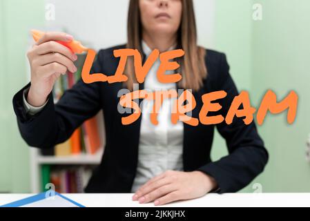 Hand schreiben Zeichen Live Stream, Wort auf Senden oder Empfangen von Video-und Audio-Abdeckung über Internet-Geschäftsfrau Holding Marker mit einer Hand A geschrieben Stockfoto
