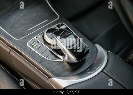 Eine Nahaufnahme des Schaltgetriebegriffs. Gaspedalgriff und Tasten in einem neuen Fahrzeug Stockfoto