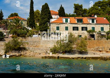 Die kleine Stadt Solta auf einer der vielen Inseln, die von Split aus in Kroatien erreicht werden können Stockfoto