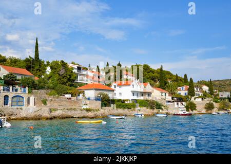 Die kleine Stadt Solta auf einer der vielen Inseln, die von Split aus in Kroatien erreicht werden können Stockfoto