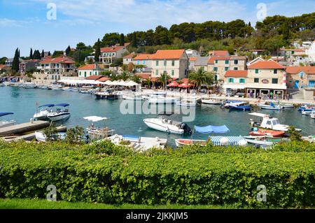 Die kleine Stadt Solta auf einer der vielen Inseln, die von Split aus in Kroatien erreicht werden können Stockfoto