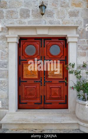 Eine rote Tür in Solta, einer kleinen Stadt auf einer der vielen Inseln in Kroatien Stockfoto