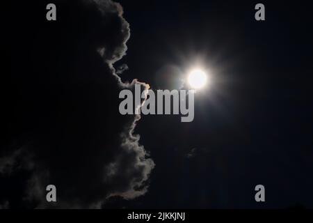 Eine Aufnahme des Mondes in einer wolkigen Nacht. Stockfoto