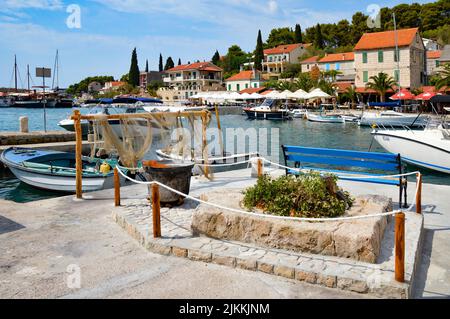 Die kleine Stadt Solta auf einer der vielen Inseln, die von Split aus in Kroatien erreicht werden können Stockfoto