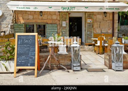 Ein Restaurant in Solta, einer kleinen Stadt auf einer der vielen Inseln in der Nähe von Split in Kroatien Stockfoto