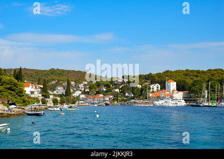 Die kleine Stadt Solta auf einer der vielen Inseln, die von Split aus in Kroatien erreicht werden können Stockfoto