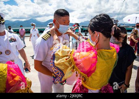 Puerto Princesa, Philippinen. 27. Juli 2022. Der US-Navy-Kapitän Hank Kim, Kommandant der Mission Pacific Partnership 2022, erhält eine traditionelle Halskette von einem philippinischen Kulturtänzer bei der Ankunft an Bord der USNS Mercy während des Startes der Pacific Partnership am 27. Juli 2022 in Puerto Princesa, Philippinen. Kredit: MC3 Michael Singley/Planetpix/Alamy Live Nachrichten Stockfoto