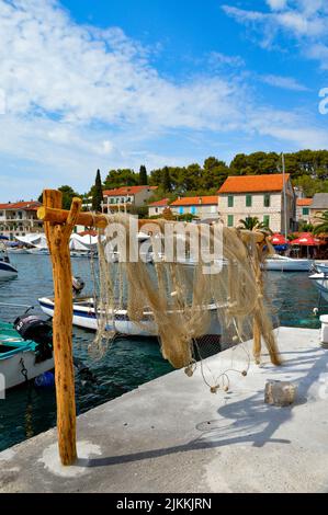 Die kleine Stadt Solta auf einer der vielen Inseln, die von Split aus in Kroatien erreicht werden können Stockfoto