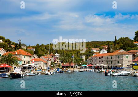 Die kleine Stadt Solta auf einer der vielen Inseln, die von Split aus in Kroatien erreicht werden können Stockfoto