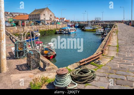 Fischerboote im malerischen Hafen von Pittenweem im Osten Neuk von Fife, Schottland. Stockfoto