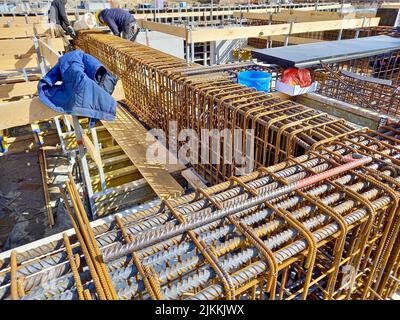 Nahaufnahme von Stahlbetonbalken auf einer Baustelle Stockfoto