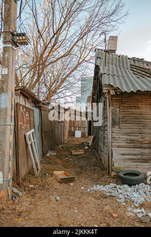 Ein verlassenes Holzhaus im Wald Stockfoto