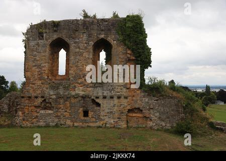 Eine wunderschöne Außenaufnahme des Steinhawarden Castle in Hawarden, Flintshire, Wales mit grau bewölktem Himmel Stockfoto