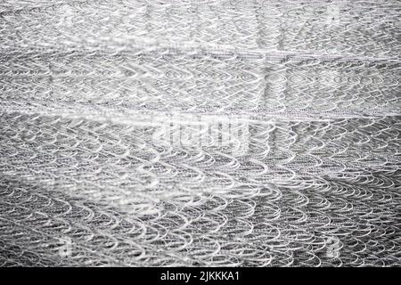 Ein strukturierter Hintergrund aus grauen Metalldrähten Stockfoto