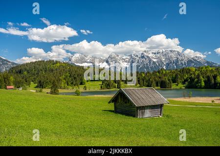 Bergsee Geroldsee Wagenbrüchsee, im Hintergrund mit Blick auf die Berge Alpspitz, Karwendel und Zugspitz, Garmisch-Partenkirchen, Bayern in Deutschlan Stockfoto