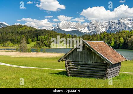 Bergsee Geroldsee Wagenbrüchsee, im Hintergrund mit Blick auf die Berge Alpspitz, Karwendel und Zugspitz, Garmisch-Partenkirchen, Bayern in Deutschlan Stockfoto