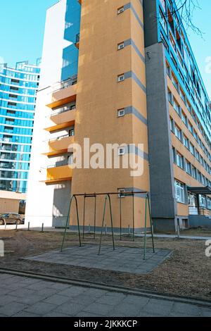 Eine vertikale Aufnahme eines farbenfrohen Wohnhauses in Vilnius Stockfoto