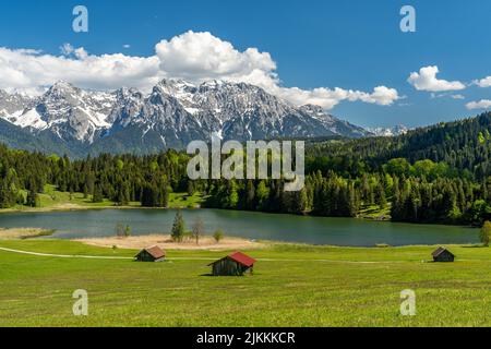 Bergsee Geroldsee Wagenbrüchsee, im Hintergrund mit Blick auf die Berge Alpspitz, Karwendel und Zugspitz, Garmisch-Partenkirchen, Bayern in Deutschlan Stockfoto