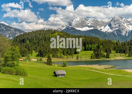 Bergsee Geroldsee Wagenbrüchsee, im Hintergrund mit Blick auf die Berge Alpspitz, Karwendel und Zugspitz, Garmisch-Partenkirchen, Bayern in Deutschlan Stockfoto