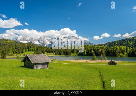 Bergsee Geroldsee Wagenbrüchsee, im Hintergrund mit Blick auf die Berge Alpspitz, Karwendel und Zugspitz, Garmisch-Partenkirchen, Bayern in Deutschlan Stockfoto