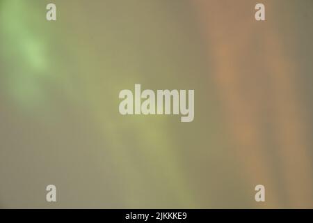 Abstraktes gelbes, helles Texturdesign für den Hintergrund. Verschwommene Blendung der Folie auf der Textur des Stoffes. Minimalistischer Stil. Hochwertige Fotos Stockfoto