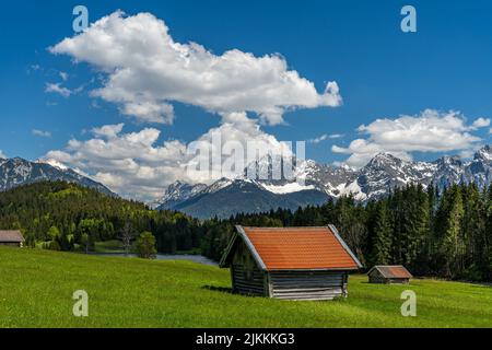 Bergsee Geroldsee Wagenbrüchsee, im Hintergrund mit Blick auf die Berge Alpspitz, Karwendel und Zugspitz, Garmisch-Partenkirchen, Bayern in Deutschlan Stockfoto