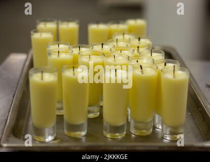 Nahaufnahme der Smoothies aus frischen Früchten mit kleinen Schüssen Stockfoto