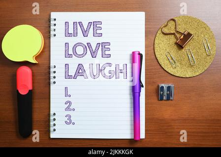 Textunterschrift mit Live Love Laugh. Geschäftsübersicht Lassen Sie sich positiv inspirieren Genießen Sie Ihre Tage Lachen guter Humor Notizbuch mit wichtiger Botschaft auf Stockfoto