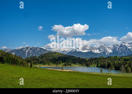 Bergsee Geroldsee Wagenbrüchsee, im Hintergrund mit Blick auf die Berge Alpspitz, Karwendel und Zugspitz, Garmisch-Partenkirchen, Bayern in Deutschlan Stockfoto