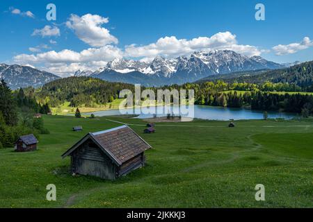 Bergsee Geroldsee Wagenbrüchsee, im Hintergrund mit Blick auf die Berge Alpspitz, Karwendel und Zugspitz, Garmisch-Partenkirchen, Bayern in Deutschlan Stockfoto