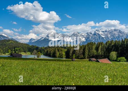 Bergsee Geroldsee Wagenbrüchsee, im Hintergrund mit Blick auf die Berge Alpspitz, Karwendel und Zugspitz, Garmisch-Partenkirchen, Bayern in Deutschlan Stockfoto