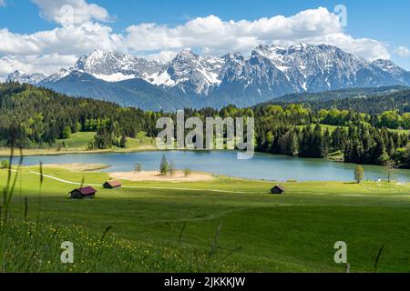 Bergsee Geroldsee Wagenbrüchsee, im Hintergrund mit Blick auf die Berge Alpspitz, Karwendel und Zugspitz, Garmisch-Partenkirchen, Bayern in Deutschlan Stockfoto