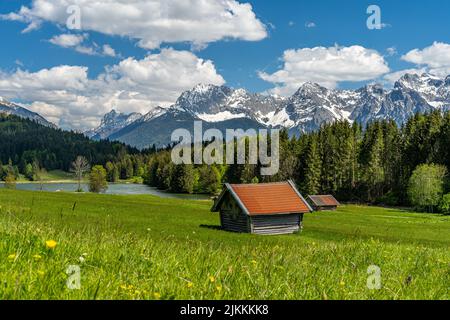 Bergsee Geroldsee Wagenbrüchsee, im Hintergrund mit Blick auf die Berge Alpspitz, Karwendel und Zugspitz, Garmisch-Partenkirchen, Bayern in Deutschlan Stockfoto