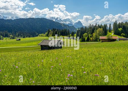 Bergsee Geroldsee Wagenbrüchsee, im Hintergrund mit Blick auf die Berge Alpspitz, Karwendel und Zugspitz, Garmisch-Partenkirchen, Bayern in Deutschlan Stockfoto