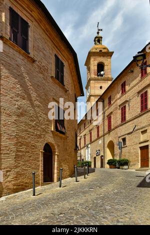 Eine schmale Straße zwischen den alten Häusern von Montecosaro, einer mittelalterlichen Stadt in den Marken in Italien Stockfoto