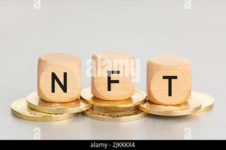 NFT-Konzept. Münzen und Holzblöcke mit Text. Speicherplatz kopieren Stockfoto