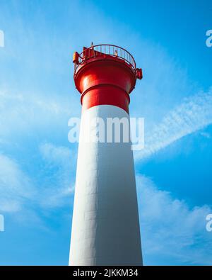 Eine Aufnahme der Leuchttürme auf der Insel Aix in Ile-d'Aix, Frankreich, in einem niedrigen Winkel vor blauem Himmel Stockfoto