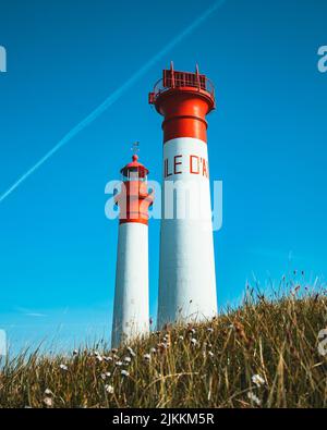 Eine Aufnahme der Leuchttürme auf der Insel Aix in Ile-d'Aix, Frankreich, in einem niedrigen Winkel vor blauem Himmel Stockfoto