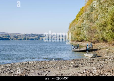 Verankertes Floß auf der Donau in der Nähe der Stadt Novi Sad Stockfoto